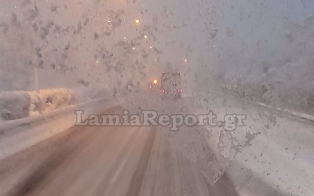 Μάχη με το χιονιά στην εθνική οδό - Έντονη χιονόπτωση στη Λοκρίδα