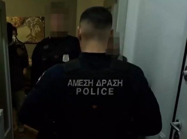 Καρέ καρέ η σύλληψη παιδόφιλου μετά την παγίδα που του έστησε ο πατέρας της 13χρονης στον Πειραιά