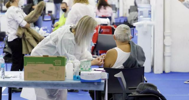 Επιτροπή Εμβολιασμών: Τη Δευτέρα ανοίγει η πλατφόρμα για την 4η δόση - Προαιρετική για τους 30-59, ισχυρή σύσταση για τους άνω των 60