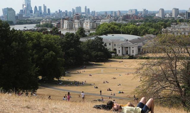 Κόκκινος συναγερμός στη Βρετανία για τον καύσωνα: Το θερμόμετρο αναμένεται να φτάσει τους 41 βαθμούς