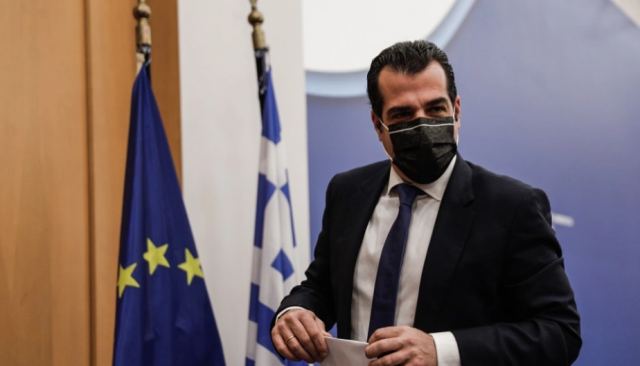 Πλεύρης: Εξετάζεται η διαγραφή προστίμου σε πολίτες άνω των 60 ετών που εμβολιάστηκαν