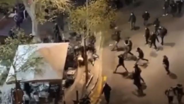 Μασσαλία: Οπαδοί του ΠΑΟΚ και της Παρτιζάν πλακώθηκαν με οπαδούς των Μαρσέιγ και ΑΕΚ