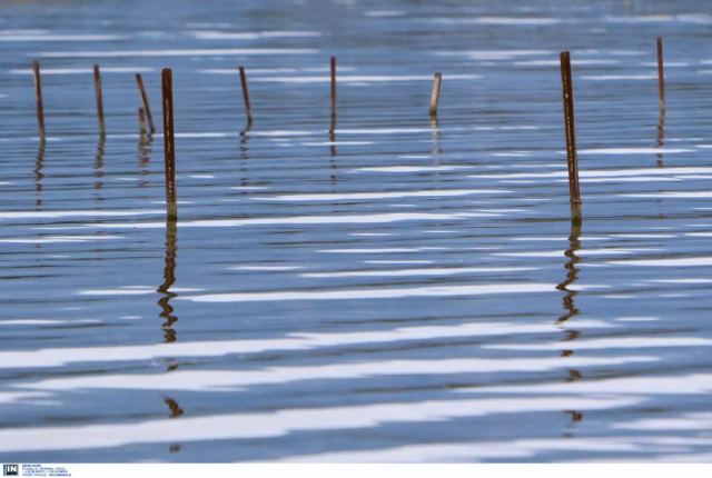Κακοκαιρία: Υποχωρούν τα νερά της λίμνης Κάρλα – Χωρίς νερό για 13η μέρα ο Βόλος