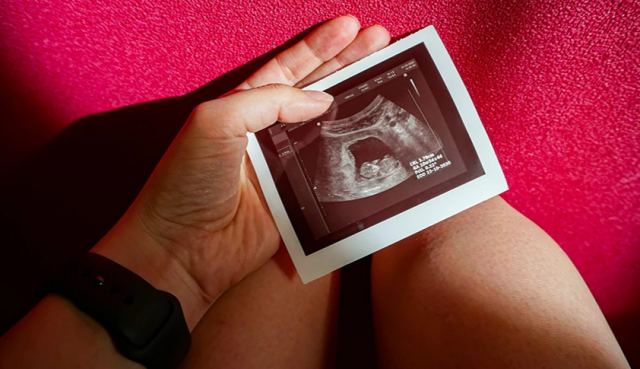 «Βάλαμε το νεκρό μωρό μας σε τάπερ στο ψυγείο» – Η ασύλληπτη περιπέτεια ζευγαριού μετά την αποβολή