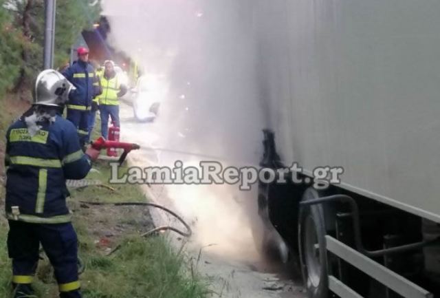 Συναγερμός για φωτιά σε ελαστικό νταλίκας - ΦΩΤΟ