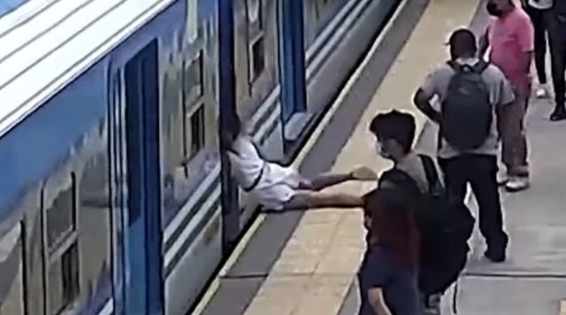 Βίντεο - σοκ με γυναίκα που λιποθυμά, πέφτει στις γραμμές του τρένου και βγαίνει ζωντανή