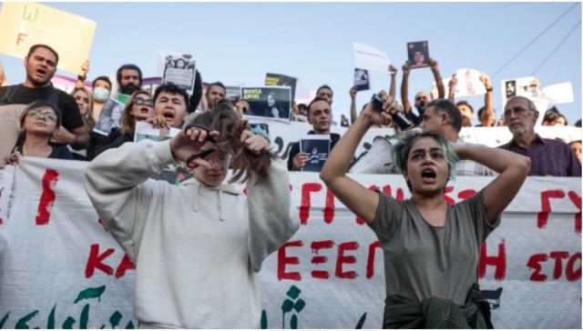 Γυναίκες κόβουν τα μαλλιά τους και καίνε τις μαντήλες τους στο Σύνταγμα: Διαδήλωση για τη Μαχσά Αμινί
