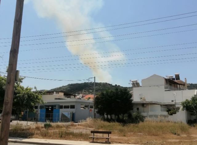 Μεγάλη φωτιά στο Καματερό - Ισχυρές επίγειες και εναέριες δυνάμεις της Πυροσβεστικής