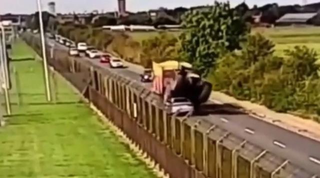 Τρακτέρ διέλυσε αυτοκίνητο-Σώθηκε από θαύμα ο οδηγός- Τρομακτικό βίντεο