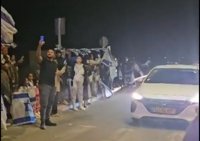 Υποδοχή ηρώων στο Ισραήλ για τους ομήρους της Χαμάς - Κραυγές χαράς, δάκρυα και σφιχτές αγκαλιές