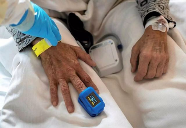 Κορωνοϊός: Ακόμη και οι πλήρως εμβολιασμένοι μπορεί να εμφανίσουν μακρά covid