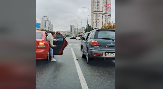 Ένα κορίτσι δίνει σε οδηγό ένα καλό 