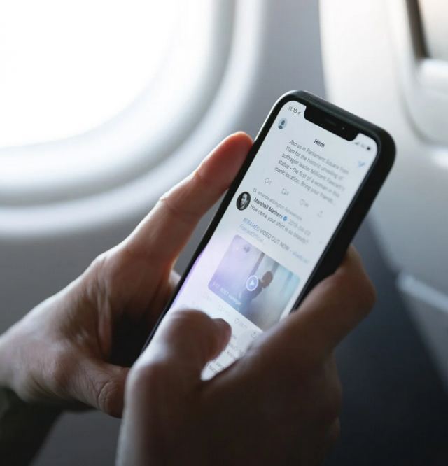 Τέλος στη «λειτουργία πτήσης»: Θα μιλάμε στο κινητό τηλέφωνο με 5G στα αεροπλάνα