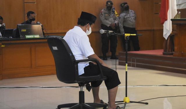 Θανατική ποινή για δάσκαλο που βίασε 13 μαθήτριες σε σχολείο στην Ινδονησία