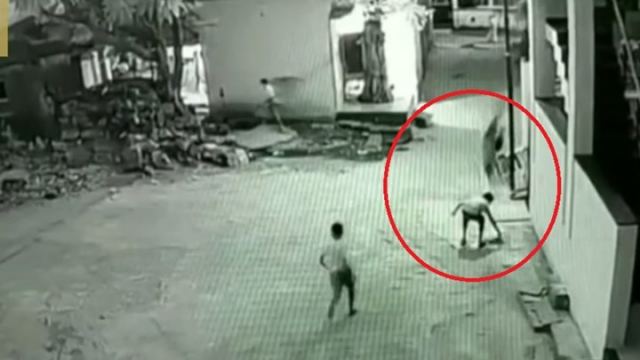 Συγκλονιστικό βίντεο: Παιδί πέφτει από τον τρίτο όροφο και σώζεται από θαύμα