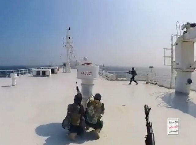 Η στιγμή που οι αντάρτες Χούθι καταλαμβάνουν πλοίο – Εντυπωσιακό βίντεο