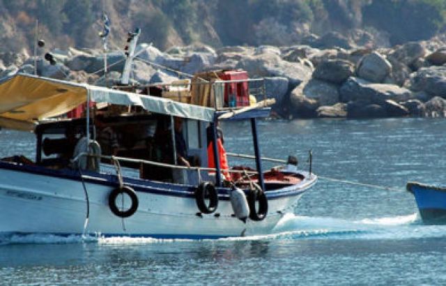 Έβαλε νερά μηχανότρατα στην Κύμη