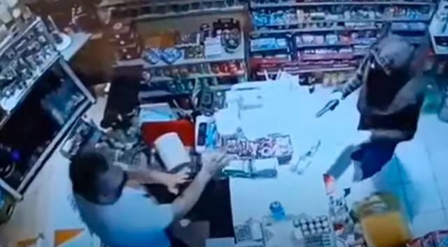 Συγκλονίζει η μητέρα του 44χρονου από την Τούμπα που έμαθε από το ραδιόφωνο ότι δολοφόνησαν το παιδί της