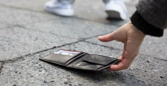 Υπάρχουν κι αυτοί οι άνθρωποι: Περιπτερού παρέδωσε πορτοφόλι με σημαντικό χρηματικό ποσό