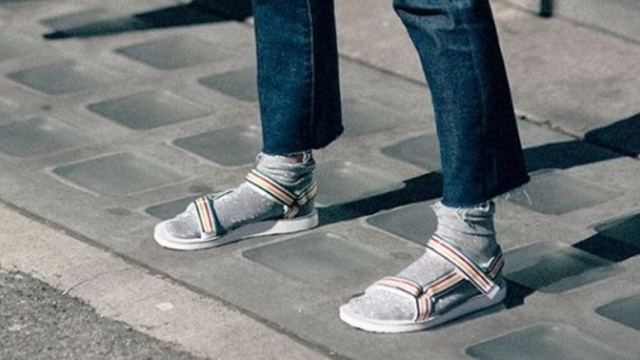 Κι όμως, το... πέδιλο-κάλτσα είναι το στιλ που αποθεώνουν τα fashion blogs