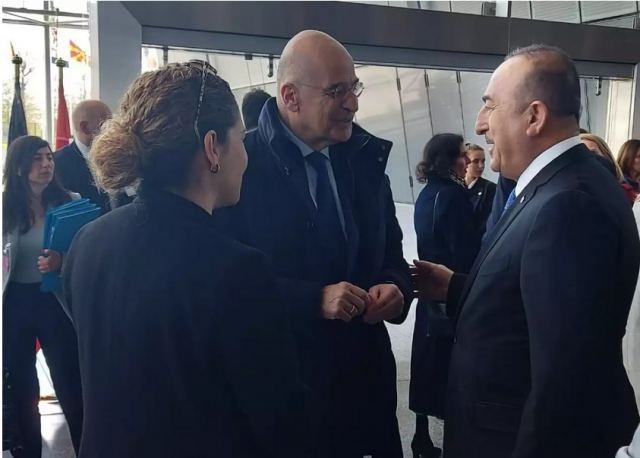 Νίκος Δένδιας – Μεβλούτ Τσαβούσογλου: Σύντομη συνάντηση στις Βρυξέλλες