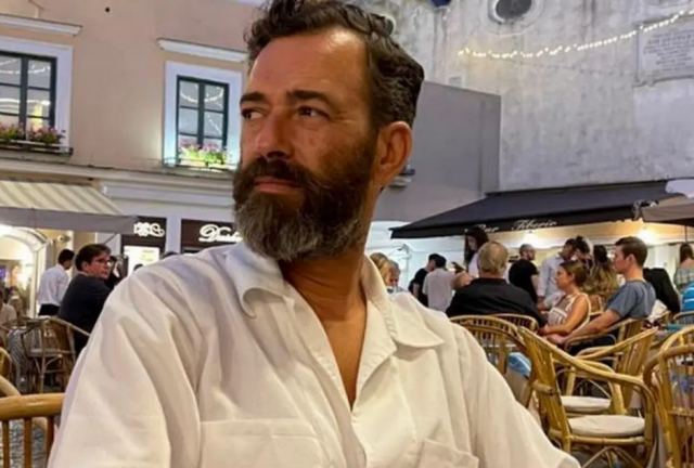 Άγγελος Μπράτης: Χώρισε με τον σύντροφό του - «Δεν μπορέσαμε να συνεχίσουμε την κοινή μας πορεία»