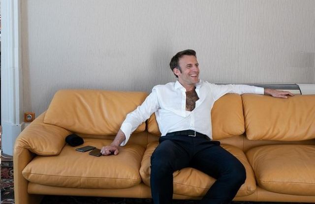 Ο Εμανουέλ Μακρόν ποζάρει με ανοιχτό πουκάμισο και «κλείνει το μάτι» στους νέους ψηφοφόρους