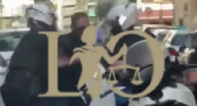 Έσπαγε αυτοκίνητα με τσεκούρι, έβριζε και απειλούσε αστυνομικούς – Καρέ καρέ η επίθεση