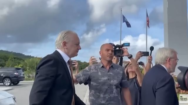 Οι ΗΠΑ υποστηρίζουν ότι οι ενέργειες του Τζούλιαν Ασάνζ έθεσαν ανθρώπους σε κίνδυνο