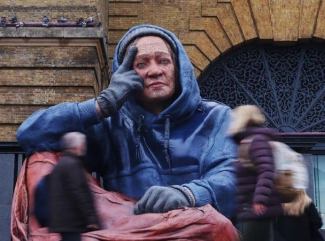 Λονδίνο: Το τεράστιο άγαλμα άστεγου που οι περαστικοί δε μπορούν πλέον να αγνοήσουν