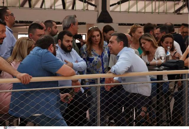 Χαλαρή συνάντηση Τσίπρα με δημοσιογράφους στη Θεσσαλονίκη - Φαγητά και ποτά στον εξώστη της αγοράς Μοδιάνο