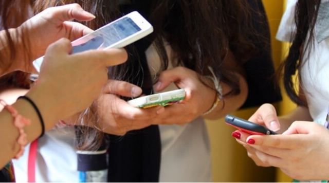 Οριστική «φραγή» στη χρήση κινητών τηλεφώνων στα σχολεία