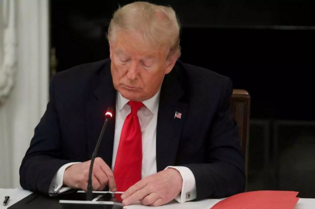 Το Facebook κλείνει το λογαριασμό του Ντόναλντ Τραμπ για δυο χρόνια