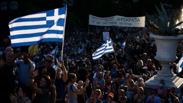 Επεισόδια στη συγκέντρωση αντιεμβολιαστών στην πλατεία Συντάγματος