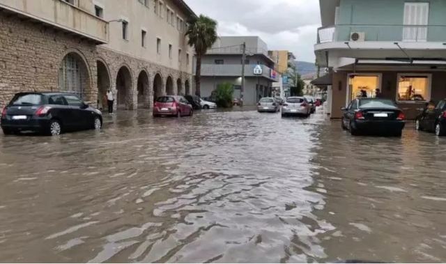 «Πνίγηκε» το Ναύπλιο από την ξαφνική μπόρα – ΒΙΝΤΕΟ και ΦΩΤΟ