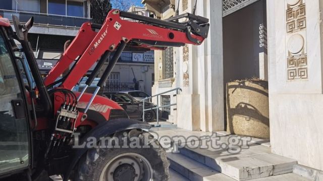 Έκλεισαν την είσοδο της Περιφέρειας Στερεάς με άχυρα (ΦΩΤΟ-ΒΙΝΤΕΟ)