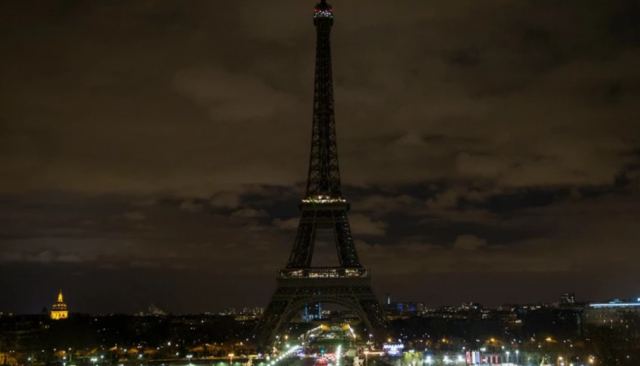Παρίσι: Η Πόλη του Φωτός σβήνει τα φώτα στον Πύργο του Άιφελ, σε μνημεία και δημοτικά κτίρια