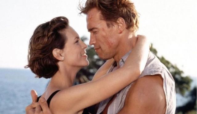 Τζέιμι Λι Κέρτις: Δημοσιεύει φωτογραφία 28 χρόνων που κρέμεται από ελικόπτερο