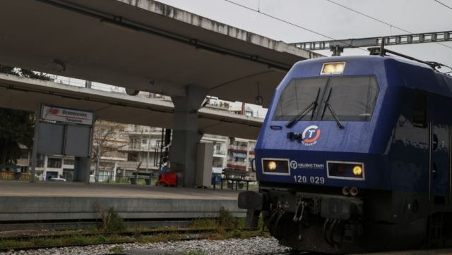 Τρένο ακινητοποιήθηκε στο σταθμό στη Λιβαδειά - Φωτιά κοντά στις γραμμές