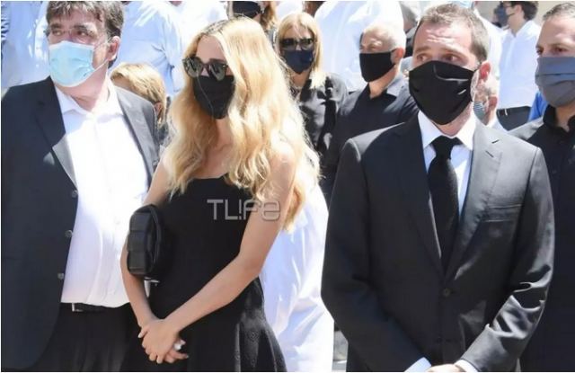 Δούκισσα Νομικού – Δημήτρης Θεοδωρίδης: Θλιμμένοι στην κηδεία του Σάββα Θεοδωρίδη