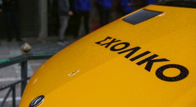 Τροχαίο στη Νίκαια με την εμπλοκή σχολικού λεωφορείου, φορτηγού και ΙΧ