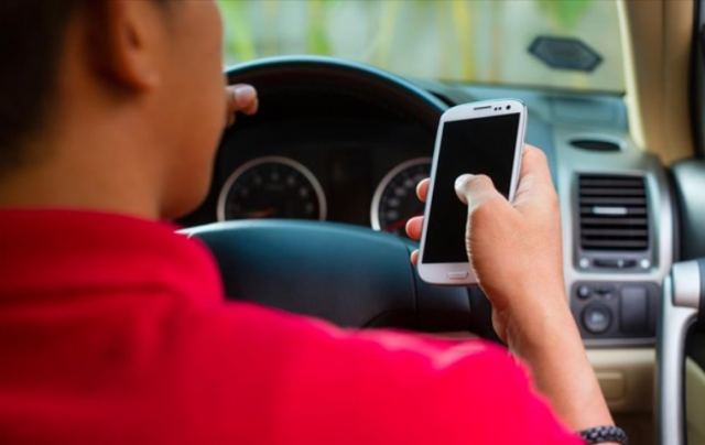 Μάστιγα η χρήση κινητού εν ώρα οδήγησης - Μιλούν, στέλνουν μηνύματα, σερφάρουν και τελικά… τρακάρουν