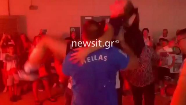 Ελίνα Τζένγκο: Χαμός στο αεροδρόμιο «Μακεδονία» – Πυρσοί, σαμπάνιες και «όλε» στην υποδοχή της Ελληνίδας πρωταθλήτριας