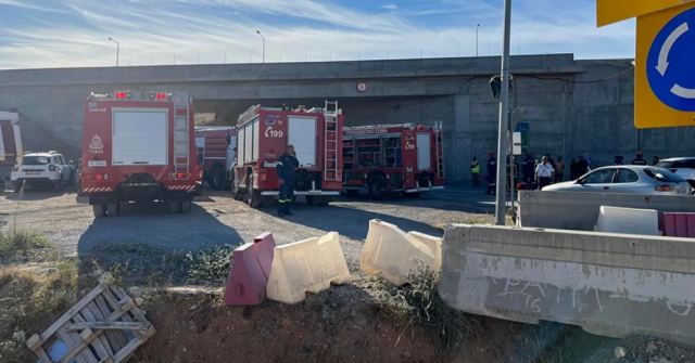 Κατέρρευσε τμήμα γέφυρας στα Μέγαρα - Δύο τραυματίες