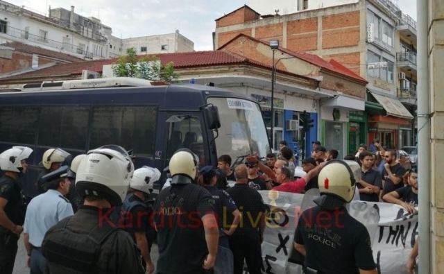 ΜΑΤ και ξύλο σε δημοπρασία στο Δημαρχείο Καρδίτσας (ΦΩΤΟ - ΒΙΝΤΕΟ)