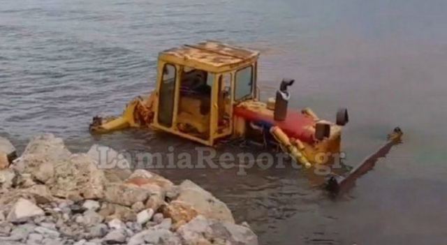 Φθιώτιδα: Μηχάνημα έργου βρέθηκε στη θάλασσα (ΒΙΝΤΕΟ)