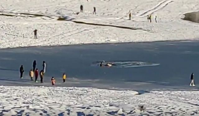 Θέλησαν να περπατήσουν στον πάγο και... βρέθηκαν στο νερό - Δείτε βίντεο