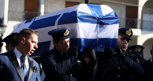 Θρήνος στο «ύστατο χαίρε» στον υποσμηναγό Τουρούτσικα: «Αθάνατος», φώναζε ο κόσμος - Απαρηγόρητοι οι γονείς