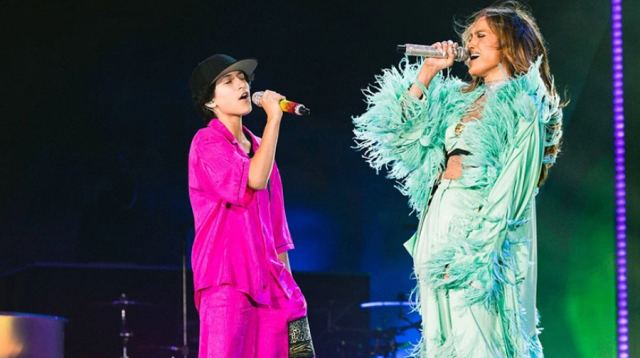 Η Τζένιφερ Λόπεζ παρουσιάζει την κόρη της Emme, χρησιμοποιώντας την αντωνυμία «αυτοί»