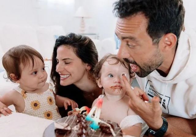 Η Χριστίνα Μπόμπα είχε γενέθλια και το γιόρτασε αγκαλιά με τις δίδυμες κόρες (ΦΩΤΟ)